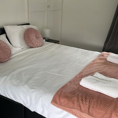 2 Bedroom Home With Driveway Close To Quayside ゲーツヘッド エクステリア 写真