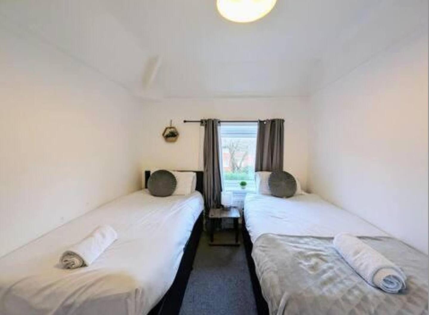 2 Bedroom Home With Driveway Close To Quayside ゲーツヘッド エクステリア 写真