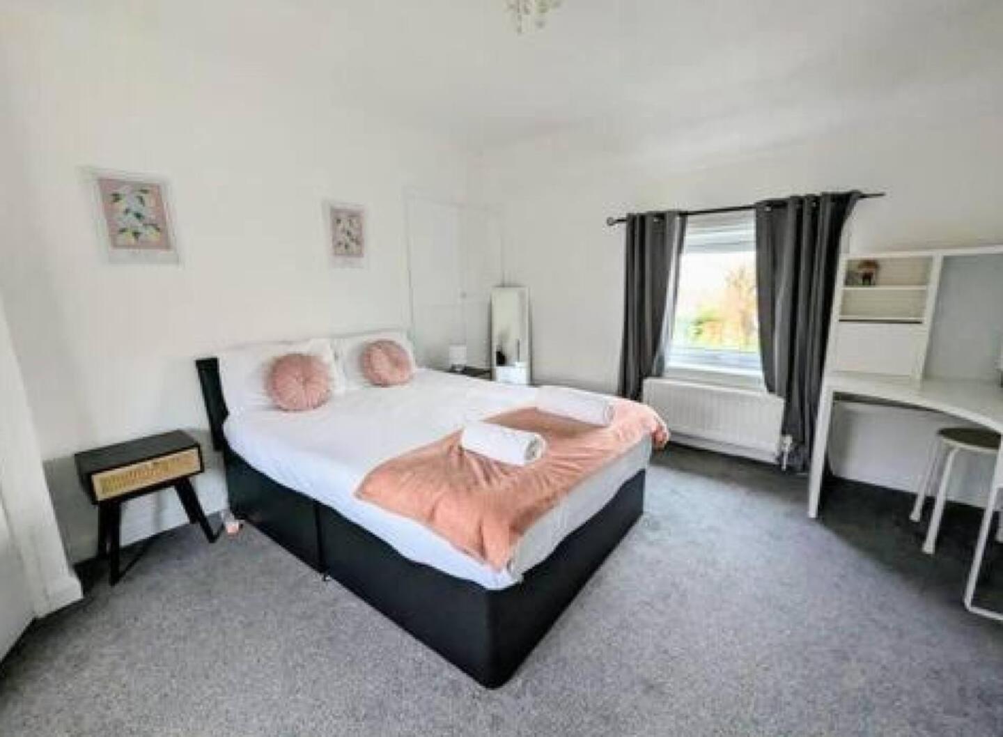2 Bedroom Home With Driveway Close To Quayside ゲーツヘッド エクステリア 写真