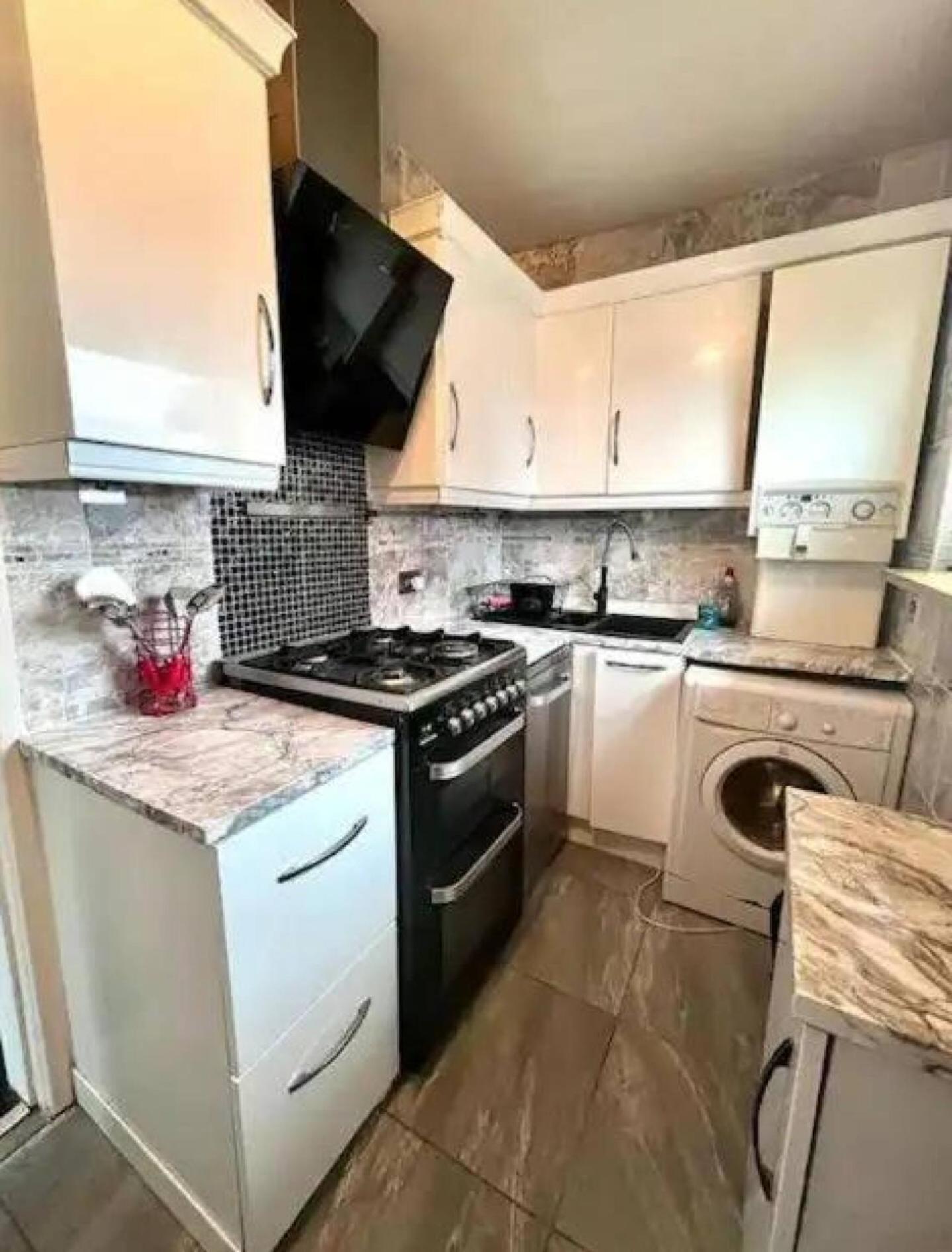 2 Bedroom Home With Driveway Close To Quayside ゲーツヘッド エクステリア 写真